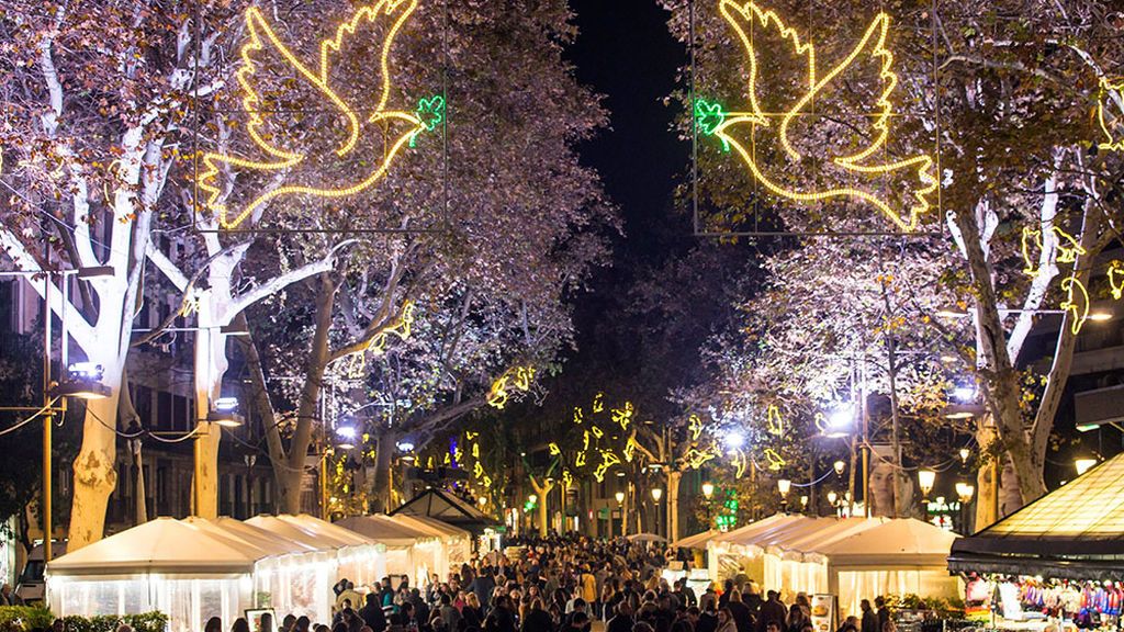 Barcelona enciende sus luces de Navidad con un recuerdo a las víctimas del atentado de Las Ramblas