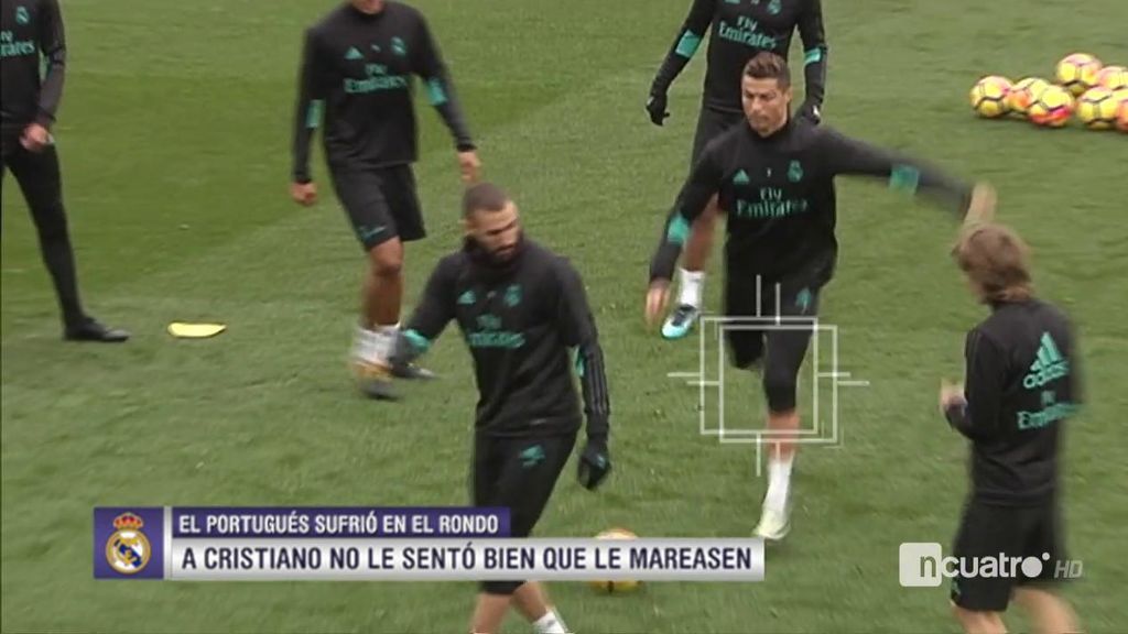 A Cristiano no le sienta bien perder en el entrenamiento y amaga con un pelotazo a Benzema