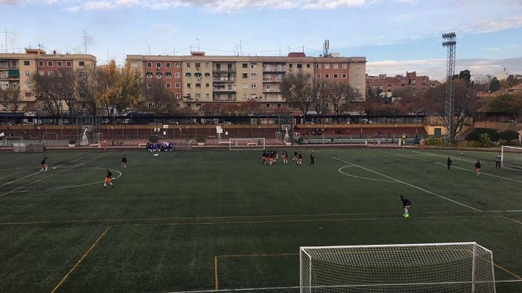 Partido de fútbol en el polideportivo de la Concepción, Madrid