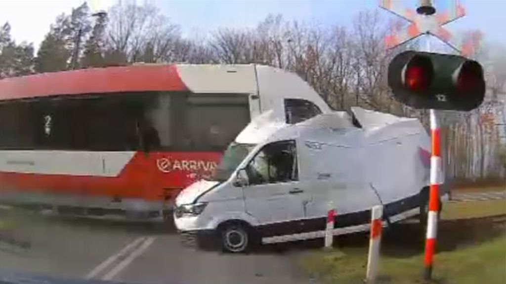 Espectacular accidente en un paso a nivel en Polonia