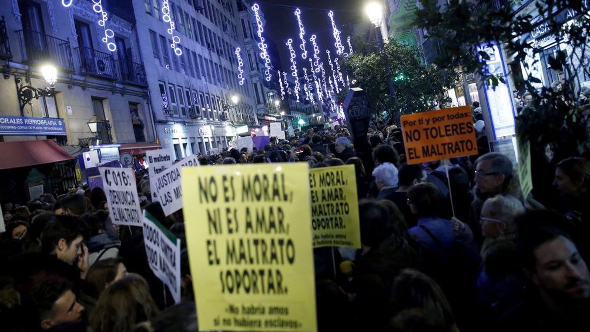 Miles de asistentes en la manifestación contra la violencia de género en Madrid