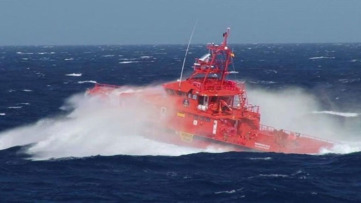Rescatadas 72 personas a bordo de dos pateras, una de ellas en muy mal estado con agua en su interior