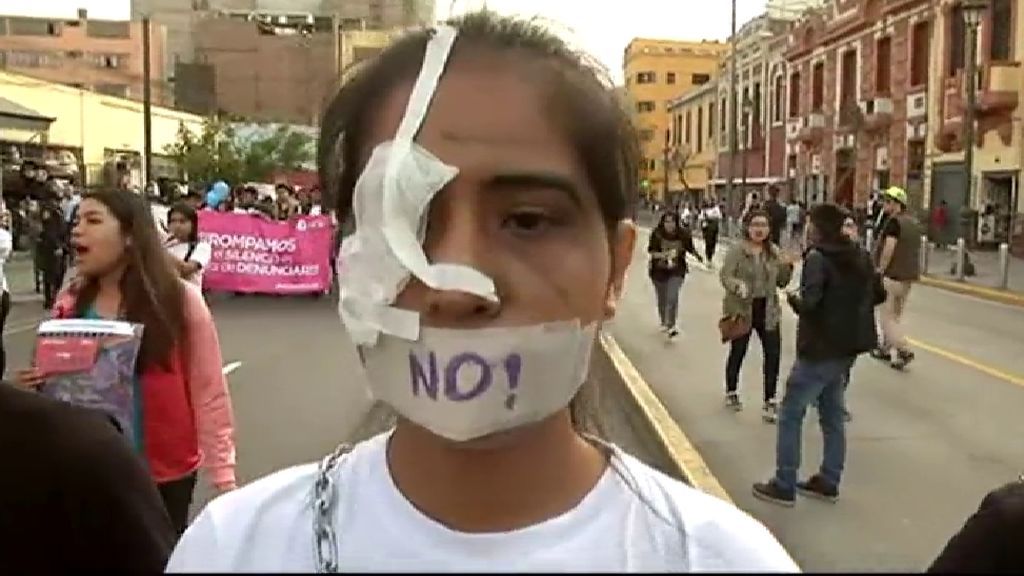 Manifestación multitudinaria en Lima contra la violencia machista