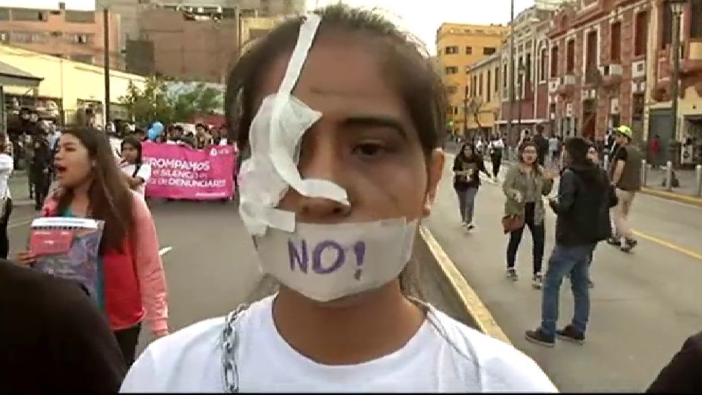 Manifestación multitudinaria en Lima contra la violencia machista