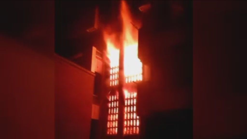 Investigan las causas del incendio en un edificio de Granada que terminó con una víctima