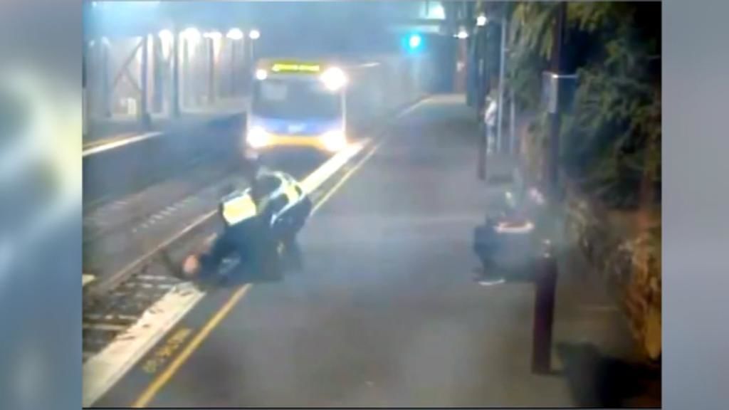 Una mujer es rescatada de las vías segundos antes de que pase el tren