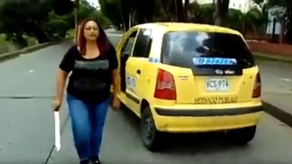 Una taxista ataca a otro conductor con un machete