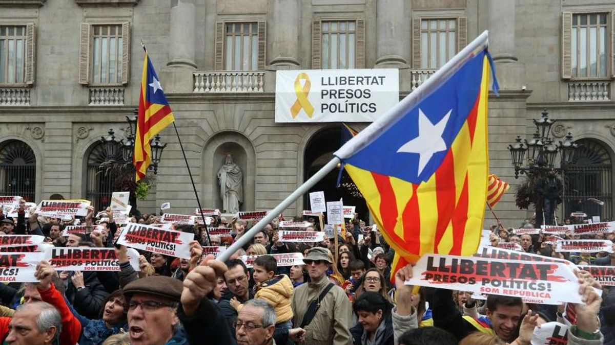 El Ayuntamiento de Barcelona retira la pancarta por los presos tras el fallo de la Junta Electoral