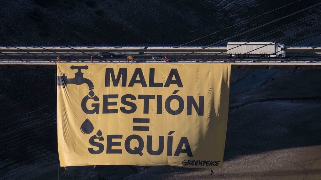 Contra la mala gestión del agua: Greenpeace cuelga en León su pancarta más grande