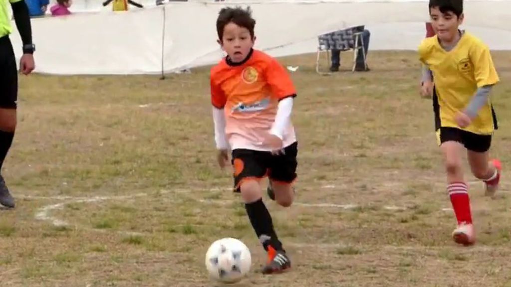 Es zurdo, argentino y lleva el 10 a la espalda: así es el ‘nuevo Messi’ de 8 años