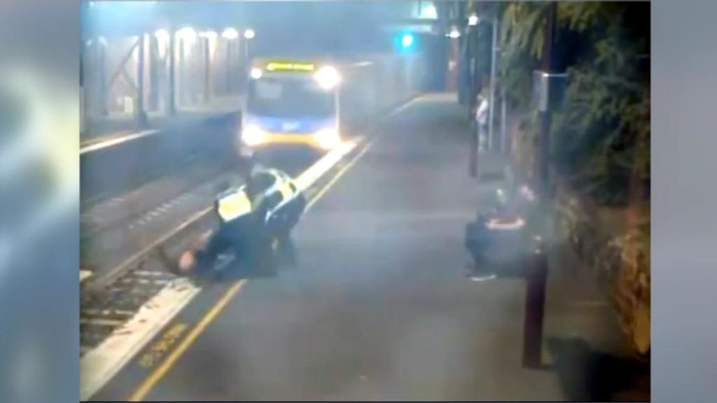 Una mujer es rescatada de las vías segundos antes de que pase el tren