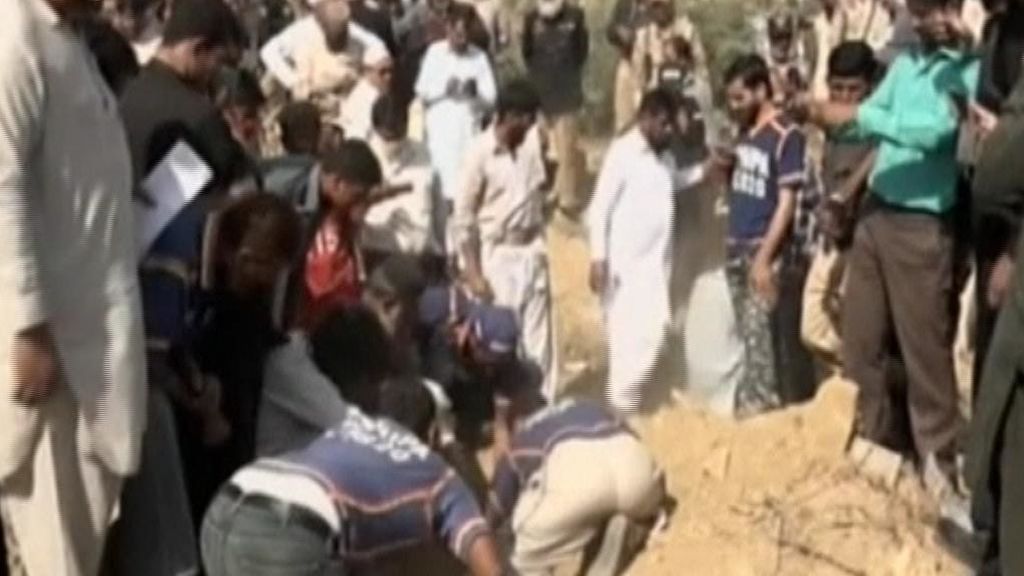Asesinados y arrojados a un cementerio en un nuevo crimen de honor en Pakistán