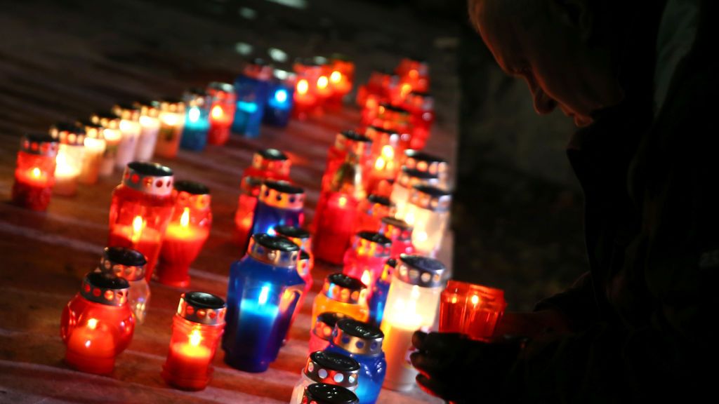 El croata de Bosnia enciende una vela ante el juicio de apelación en La Haya, Países Bajos, por seis altos funcionarios bosniocroatas en tiempos de guerra acusados de crímenes contra musulmanes en Mostar, Bosnia Herzegovina