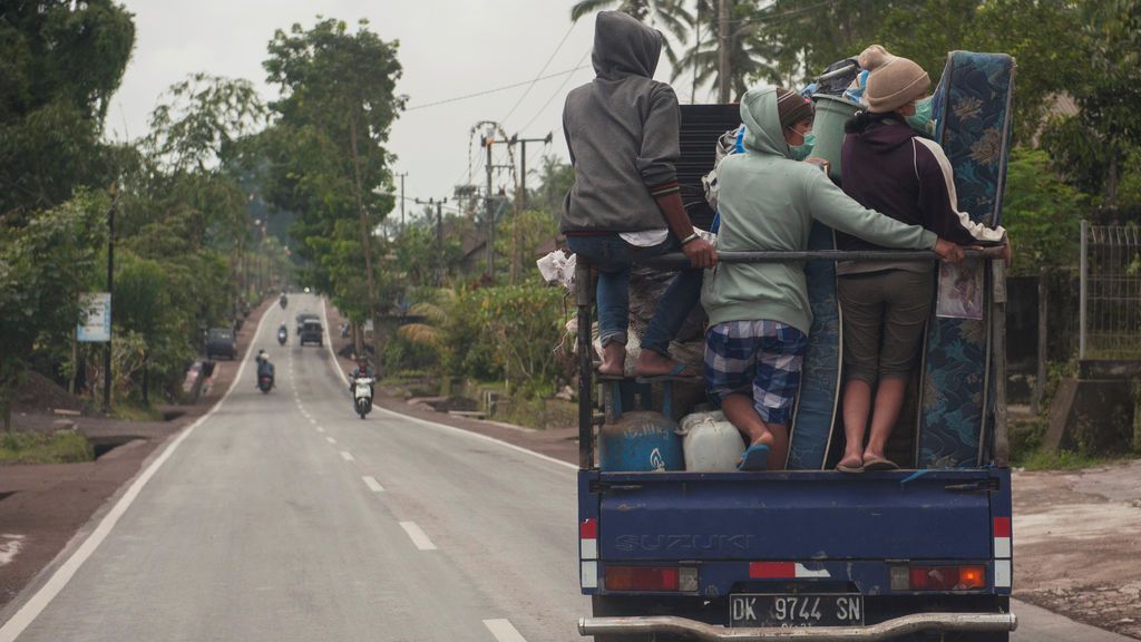 Los aldeanos se sientan encima de un camión mientras se mudan al refugio temporal en la aldea de Rendang en Karangasem, Bali, Indonesia