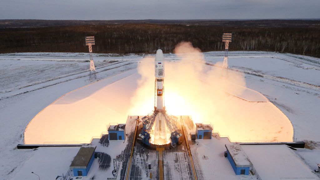La nave espacial Souyz-2 con satélite Meteor-M y 18 satélites pequeños adicionales se lanza desde el nuevo cosmódromo Vostochny de Rusia, cerca de la ciudad de Tsiolkovsky en la región de Amur, Rusia