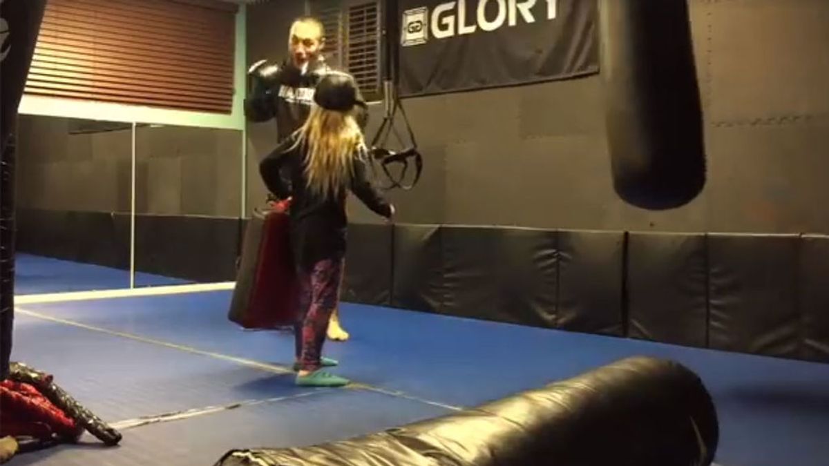 Una niña pide a su padre, luchador, que pruebe sus patadas con ella: el resultado es brutal pero ella se ríe Una niña pide a su padre, luchador, que pruebe sus patadas con ella: el resultado es brutal pero ella se ríe