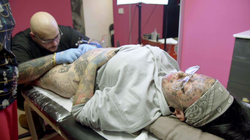 ¿El tatuaje es bello? Esta mujer se tatúa hasta en el clítoris