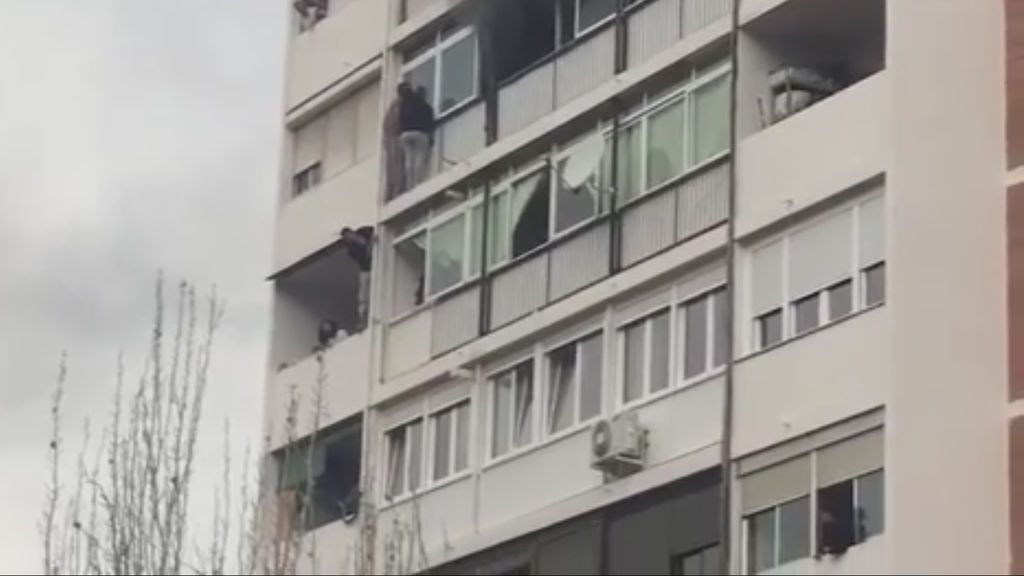 Colgados de la fachada por un aparatoso incendio en el que ha muerto una mujer de 35 años