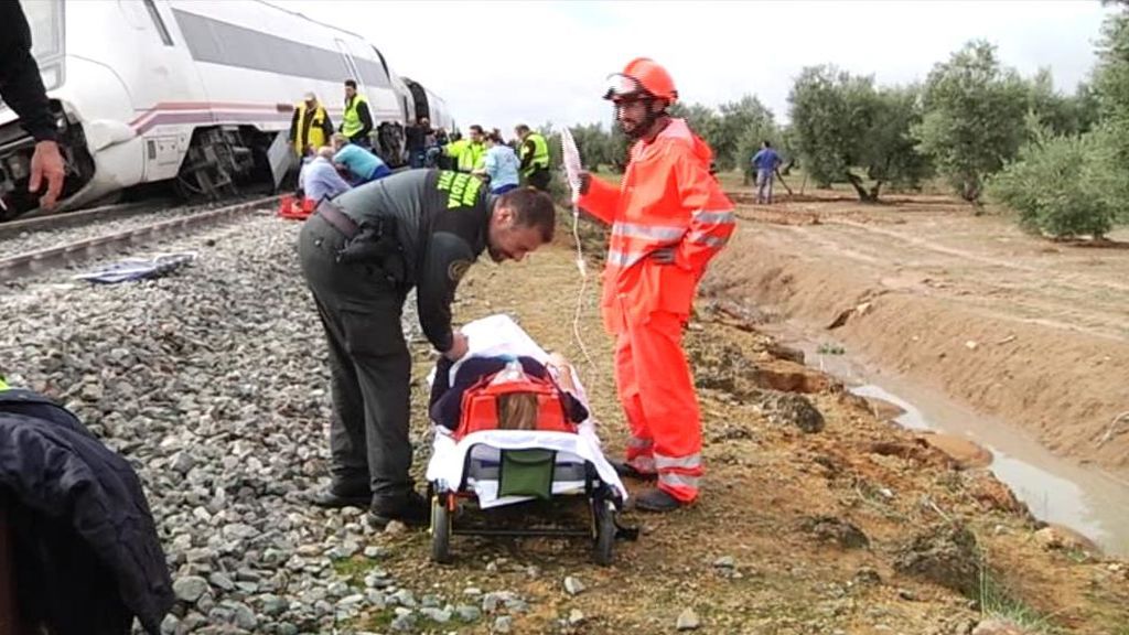 Tres heridos graves en el descarrilamiento de un tren en Sevilla