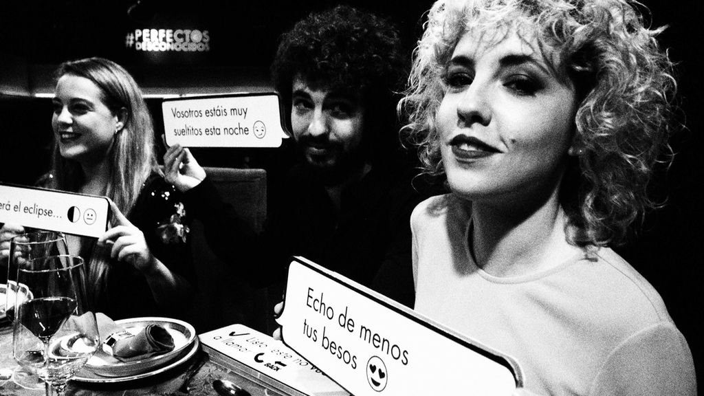 Los carteles de la mesa eran frases de la película