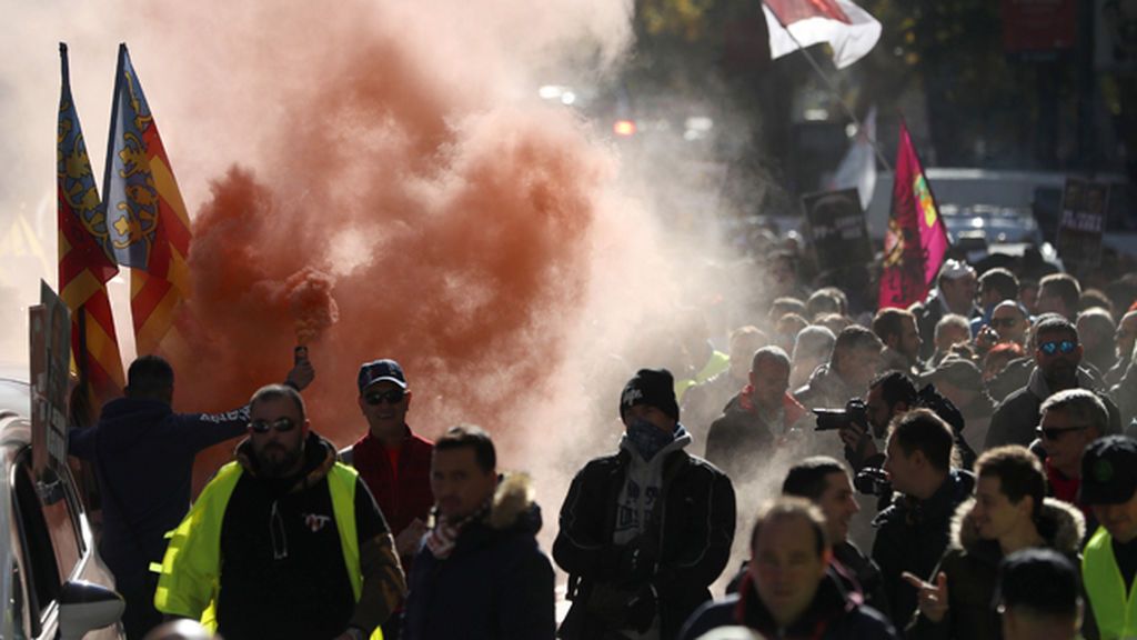 Bengalas y mucha tensión en las protestas de los taxistas en Madrid