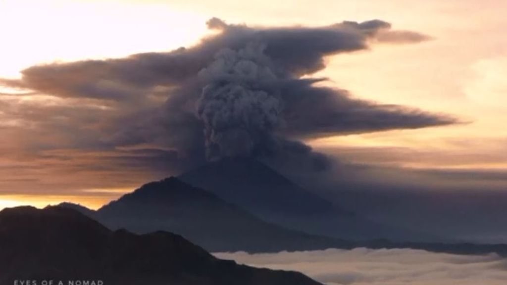 Alerta máxima y aeropuerto cerrado: miles de evacuados en Bali por la erupción del volcán Agung