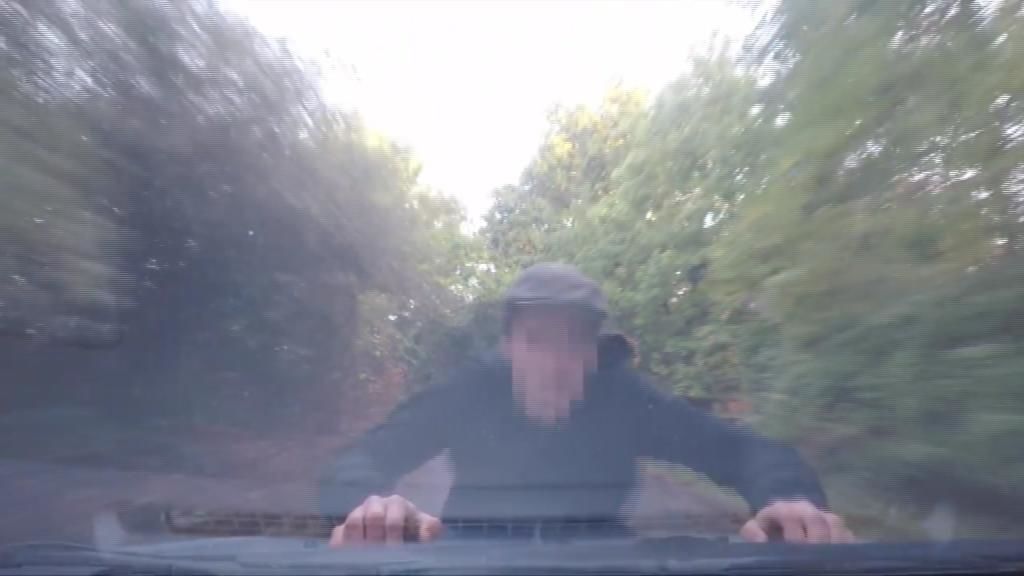 El aterrador momento en el que un hombre salta sobre su coche por haberle reprendido