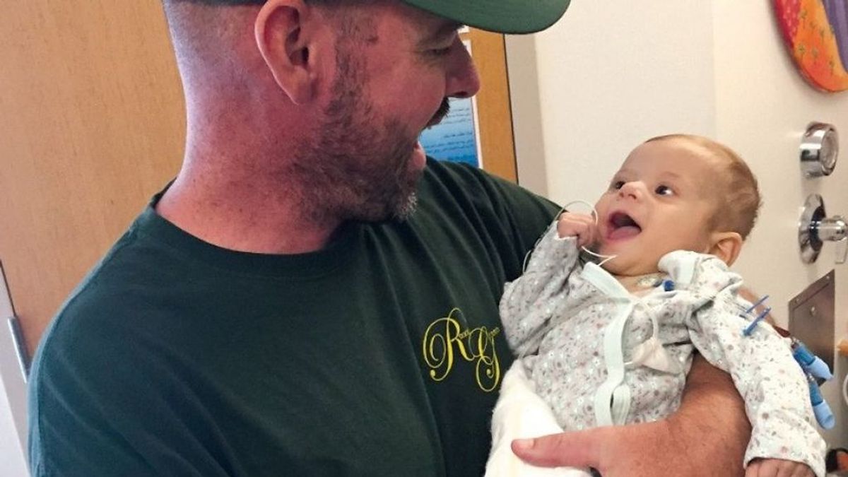 Un policía salva la vida de un bebé de cuatro meses gracias a un trasplante de hígado