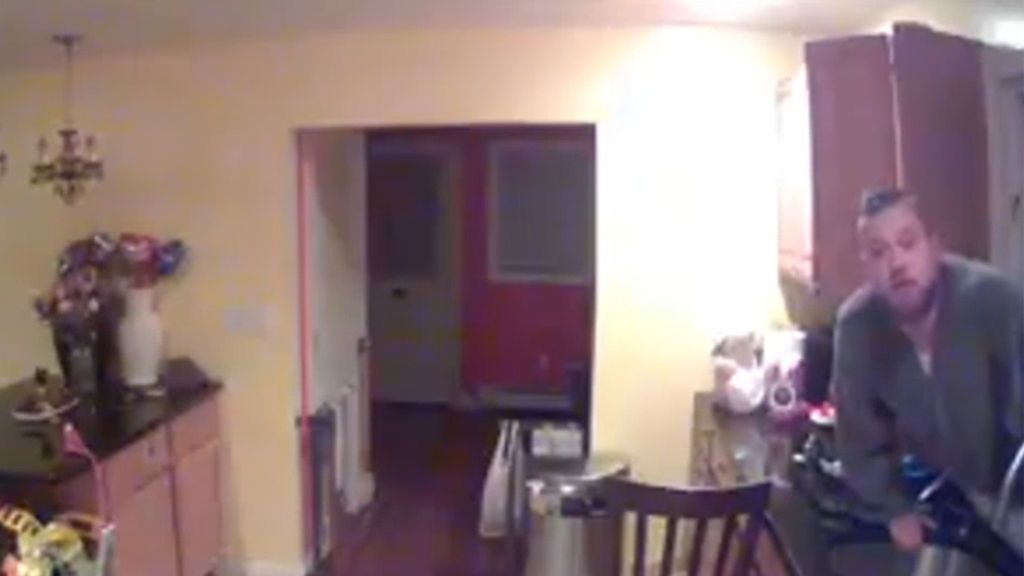 Un ladrón en bata se queda atascado en la ventana de la cocina cuando intentaba robar en una casa