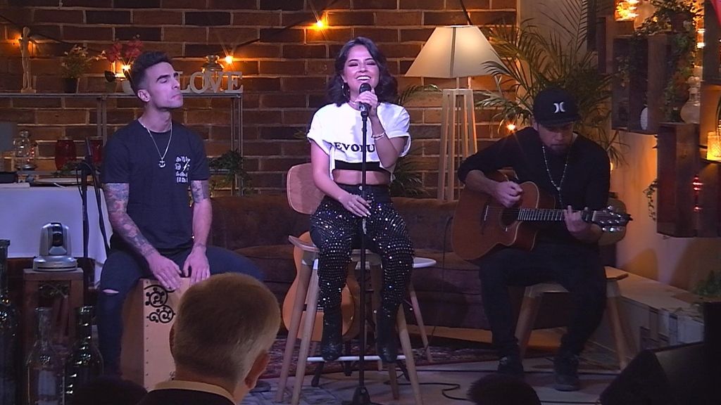 La cantante californiana Becky G visita el restaurante de 'First dates'.