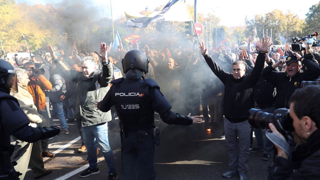 Disturbios entre taxistas y policías en Madrid por la “competencia desleal”