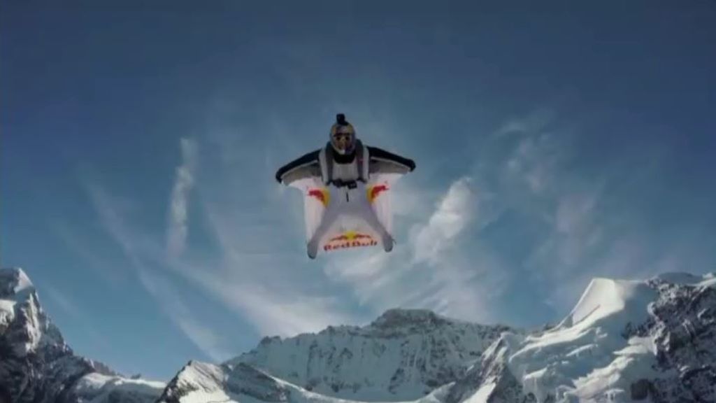 Cielos despejados y viento perfecto: el wingfly para disfrutar de los Alpes nevados