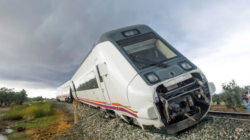 Las vías del tren Málaga-Sevilla siguen cortadas en algunos tramos