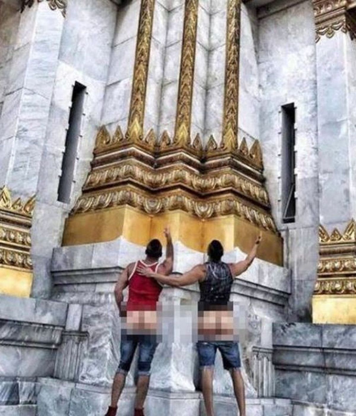 Se enfrentan cinco años de cárcel por hacerse un selfie semidesnudos  frente a un templo budista
