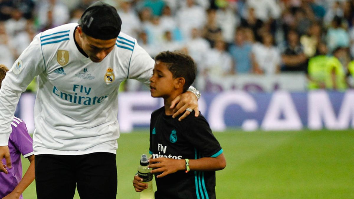 ¡Cristiano Jr ya imita los gestos de papá al tirar una falta… y marca este golazo! ¡Cristiano Jr ya imita los gestos de papá al tirar una falta… y marca este golazo!