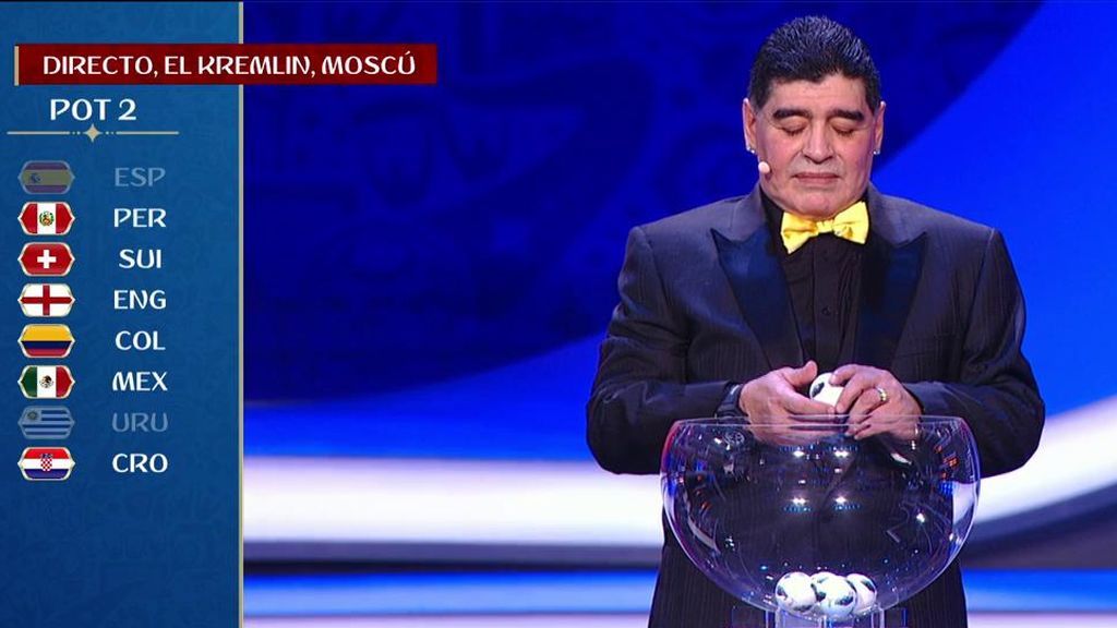 El momento en que Maradona saca la bola de España y la empareja con Portugal