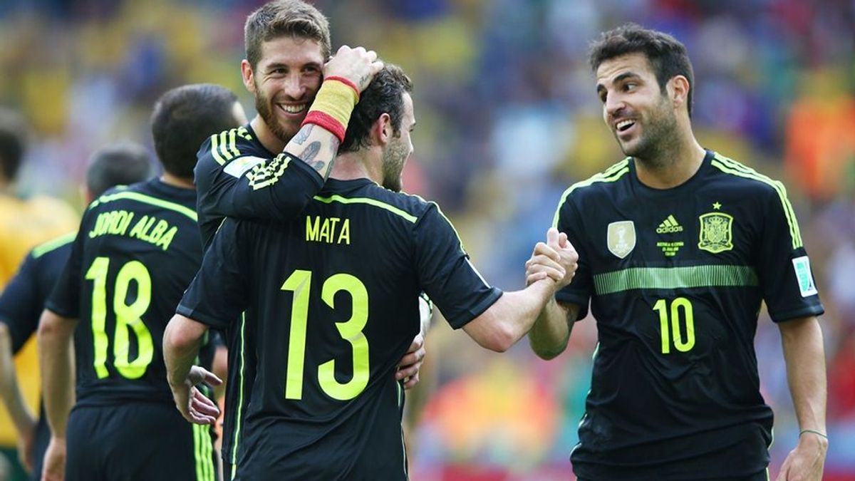 Los jugadores de la selección española Sergio Ramos, Juan Mata y Cesc Fabregas celebran un tanto anotado en el Mundial 2014 de fútbol.