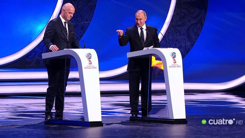 La 'orden' de Putin a Infantino justo antes de empezar la ceremonia del sorteo de grupos del Mundial de Rusia 2018 😂