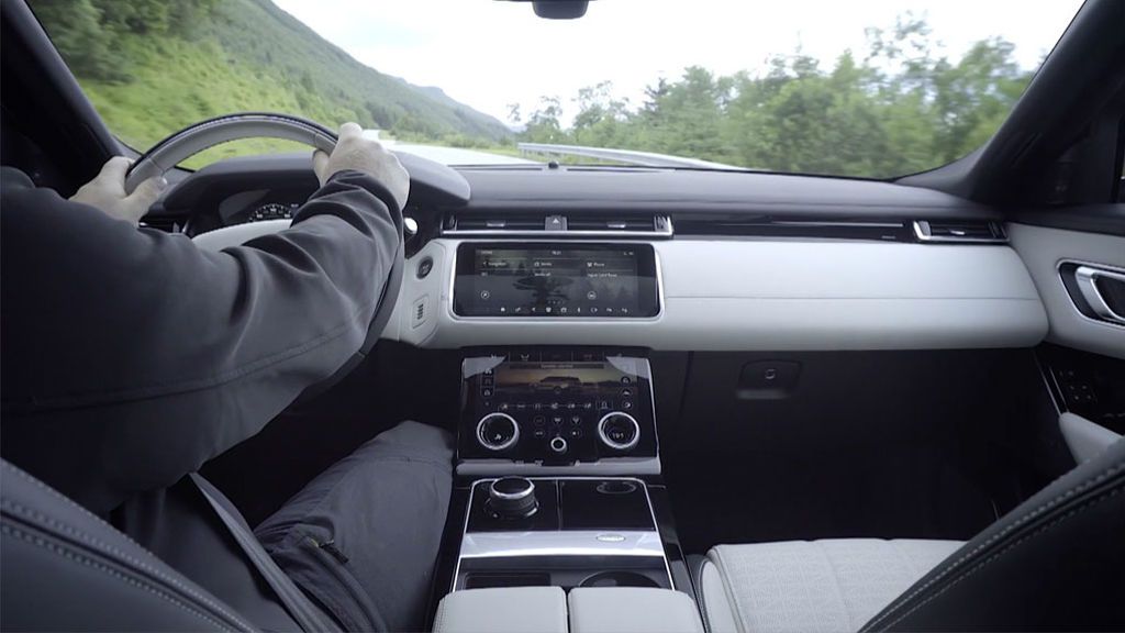 El enorme sistema multimedia del Land Rover Velar: dos pantallas de 10 pulgadas para tener todo al alcance de tu mano