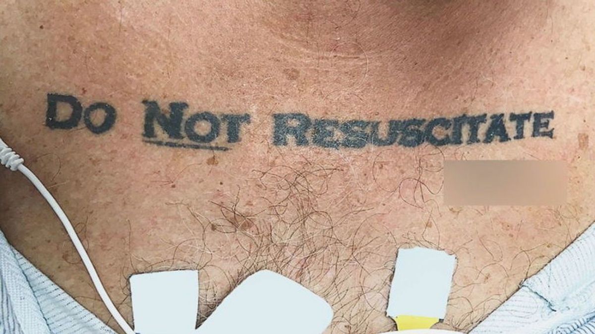 Llega inconsciente a urgencias y los médicos se enfrentan a su tatuaje: "No resucitar"