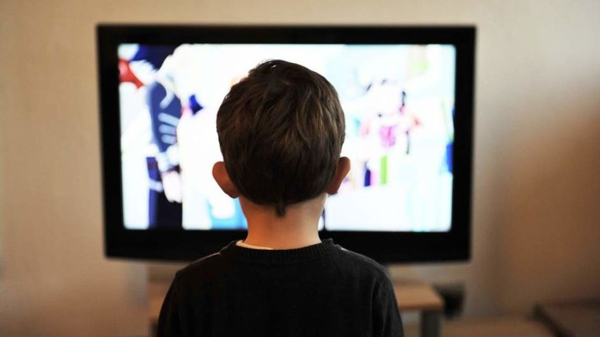Solo el 7,15% de los hogares filtra lo que ven los niños en televisión e Internet.