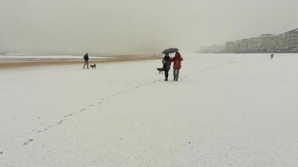 Nieve en Zarautz a la orilla del mar
