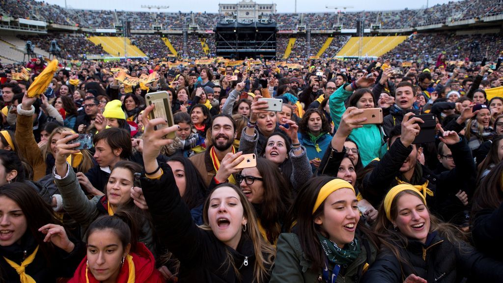 Miles de personas acuden al concierto de Montjuic por “la libertad de los presos políticos”
