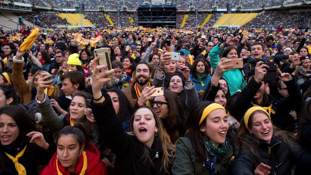 Miles de personas acuden al concierto de Montjuic por "la libertad de los presos políticos”