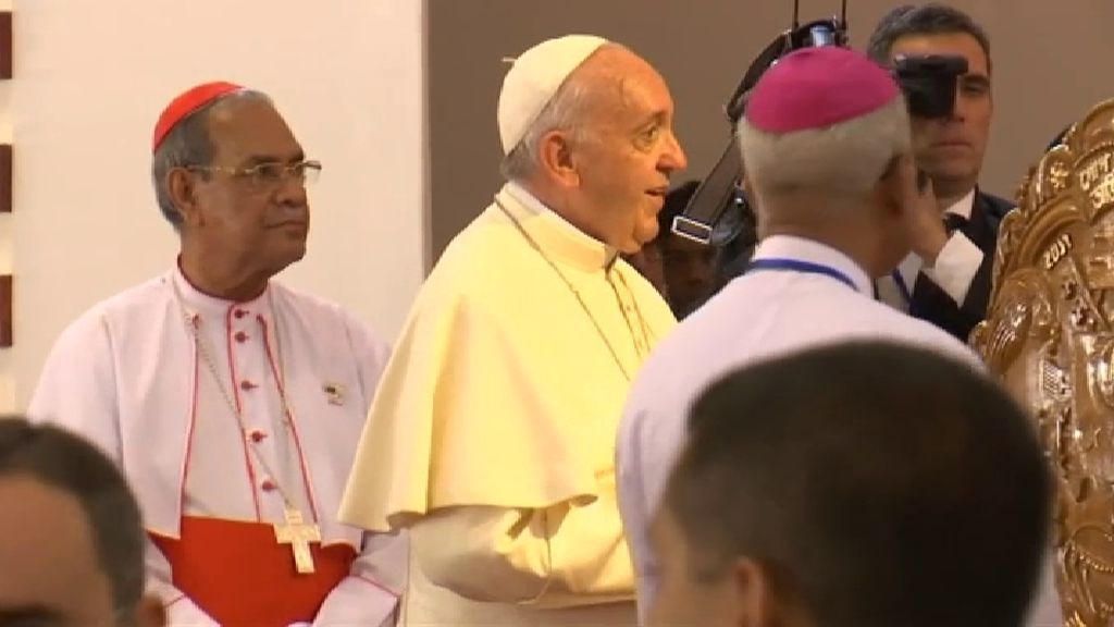 El papa Francisco se despide de Bangladesh con una misa multitudinaria