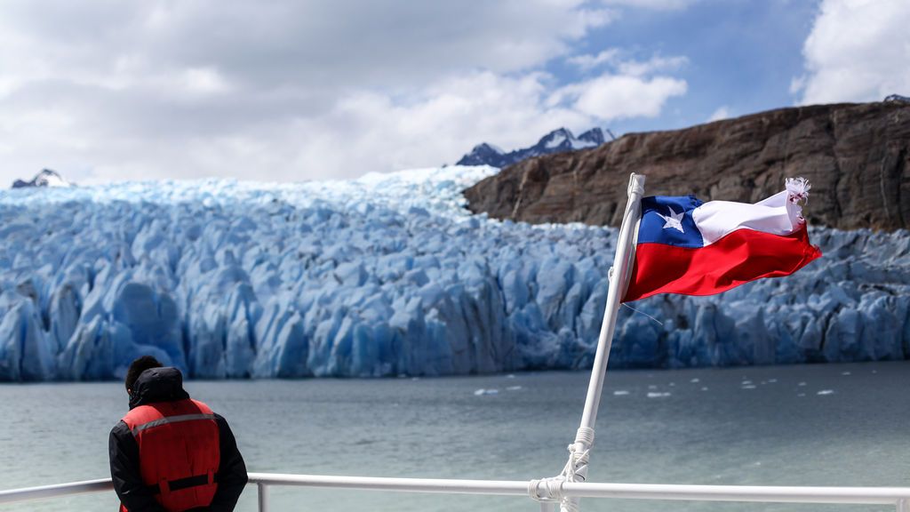Alerta por el desprendimiento de Grey, el glaciar milenario de Chile