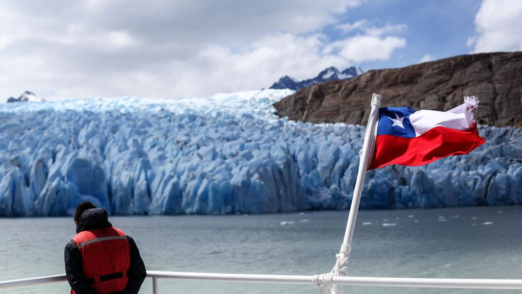 Alerta por el desprendimiento de Grey, el glaciar milenario de Chile