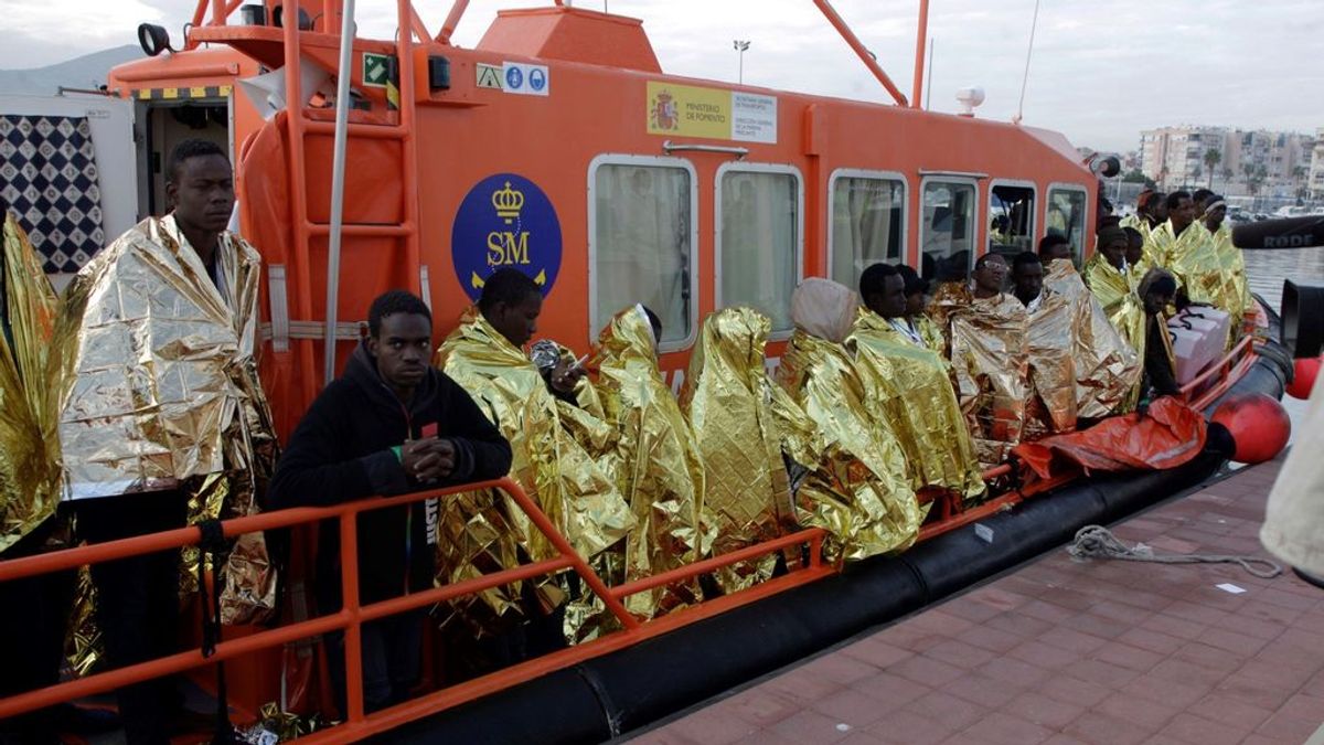 Rescatadas 40 personas magrebíes que cruzaban el Estrecho en una patera de madera