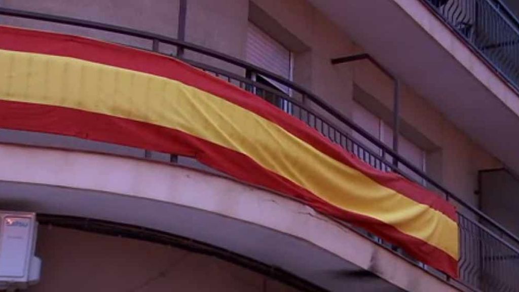 Imágenes del ataque en Balsareny a una casa que tenía una bandera de España en su balcón