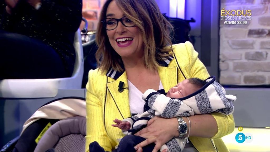 Romeo, el segundo bebé de 'First Dates', enamora a Toñi Moreno: "¿Me lo puedo quedar?"
